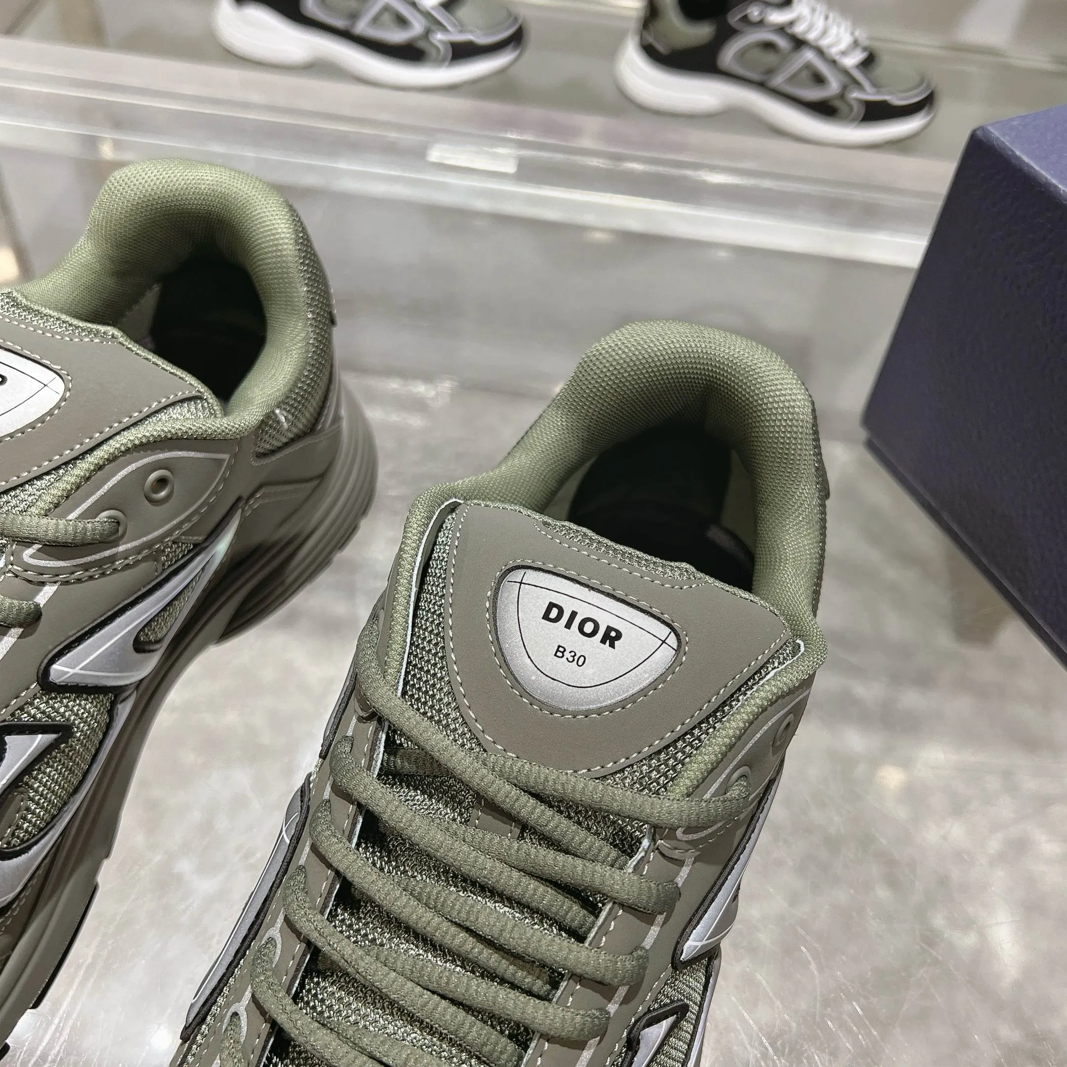👟👟Ex-factory price 520👟👟 H612 high version B30 low-top sneakers are one of the flagship styles of this series. Crafted from mesh and technical fabrics, it's finished with a reflective 'CD30' graphic and 'DIOR B30' and 'CD30' logos on the heel and tongue. The extra-light, sculpted rubber sole adds style with signature accents, while internal stretch details create ideal comfort. Can be paired with a variety of casual looks to show a fashionable, modern and sporty style. ✅Size: 35-47 (45-46-47 customized, non-returnable and non-exchangeable) ✅Sole material: Original ultra-light IP sole ✅Packaging: Brand new counter packaging